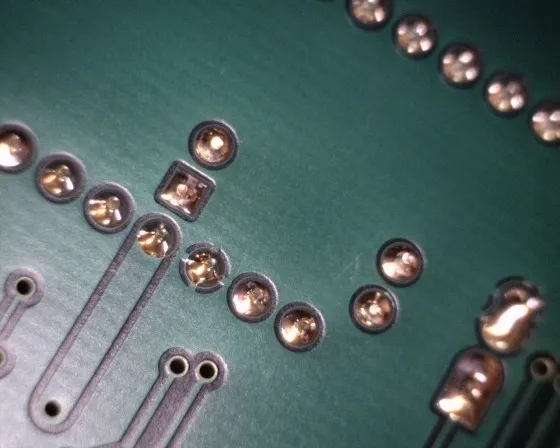 particolare scheda elettronica avata con ultrasuoni e dergente SONICA PCB Cleaner