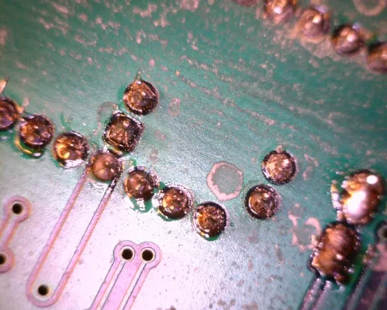 particolare scheda elettronica contaminata da residui di flussante alcolico