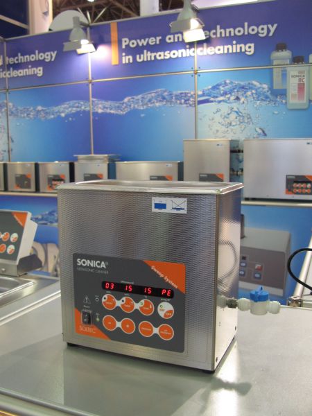 nuova lavatrice ad ultrasuoni SONICA serie S3 con sistema sweep system e degas delle soluzioni presso lo stand della soltec srl di milano