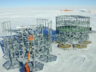 Le torri della Base Concordia in costruzione viste dall’alto