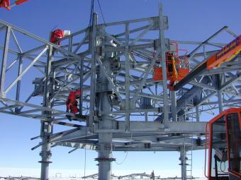 Particolare della struttura di una torre della Base Concordia a Dome C