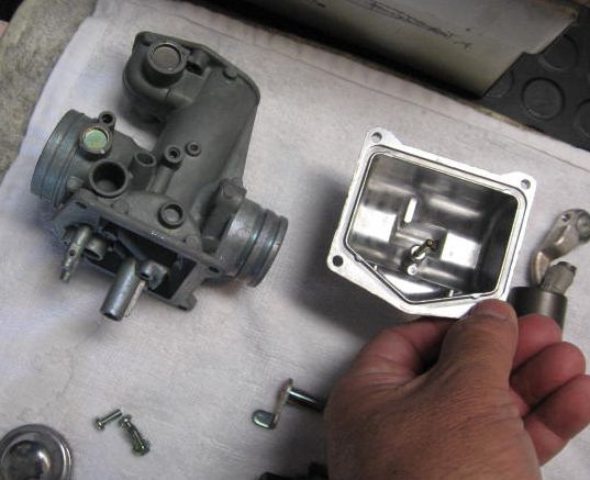 Immagine carburatore Honda CB 500 Four smontato e lavato con lavatrice ad ultrasuoni  SONICA e detergente specifico per metalli leggeri.