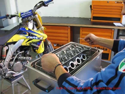 Lavaggio ad ultrasuoni di un motore di una moto HONDA da competizione