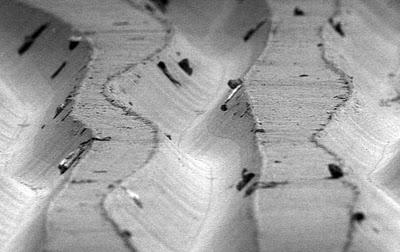 microsolchi-dischi-vinile-al-microscopio-elettronico