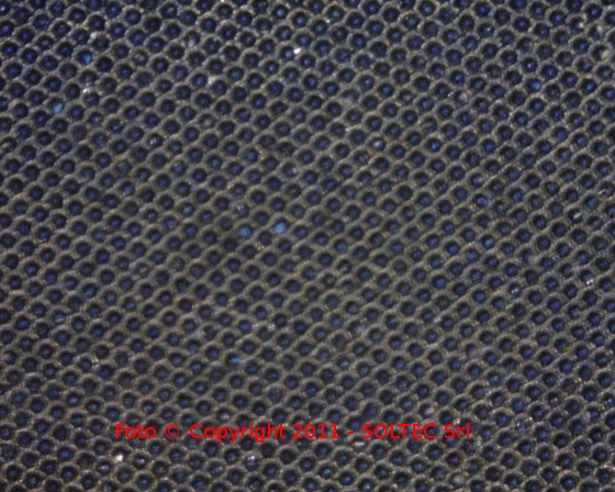 immagine con ingrandimento 200 volte della superfice del cilindro Anilox prima della puliza ad ultrasuoni