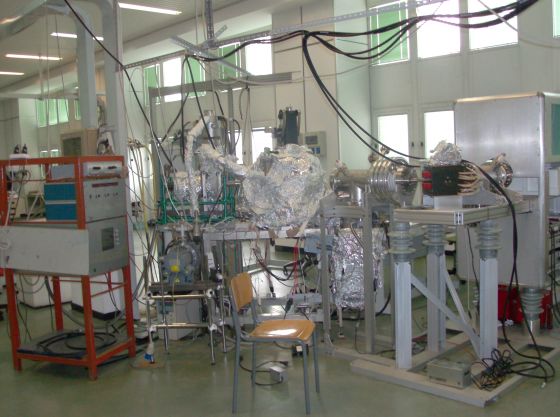 laboratorio interazioni ioni superficie. Lavaggio ad ultrasuoni dei campioni 