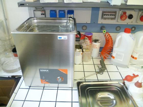 bagno ultrasuoni SONICA in laboratorio di ricerca Universit&agrave; di Milano - Bicocca Dipartimento Scienza dei Materiali