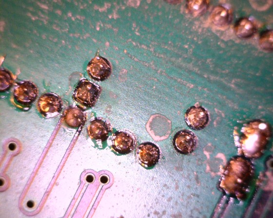 particolare scheda elettronica contaminata da residui di flussante alcolico
